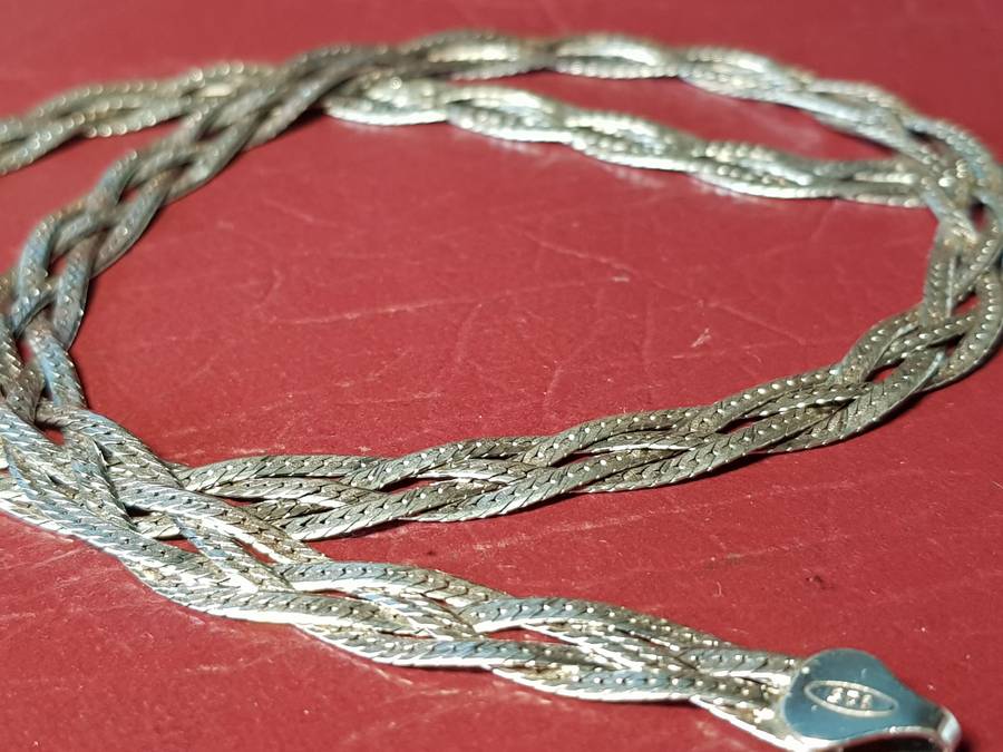 Lovely Genuine Solid Sterling Silver Necklace With Italian Clasp in Excellent Condition - [14 g]