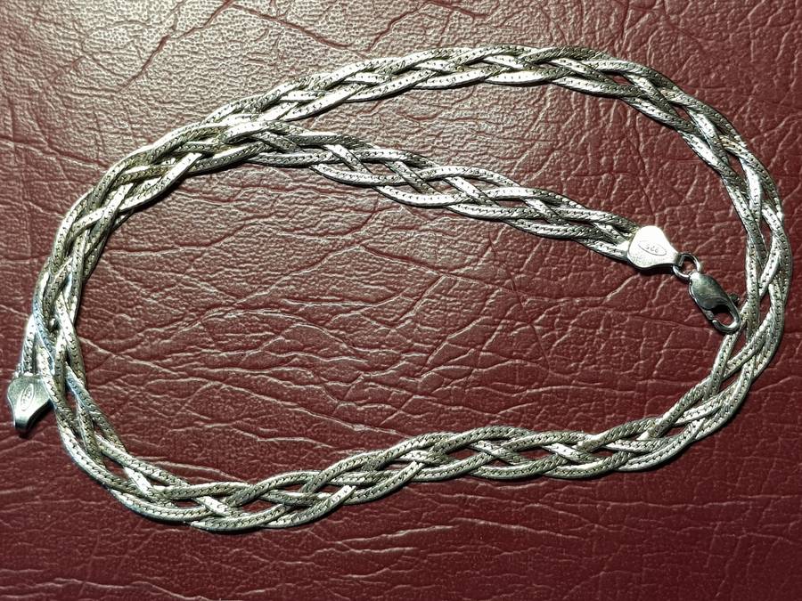 Lovely Genuine Solid Sterling Silver Necklace With Italian Clasp in Excellent Condition - [14 g]