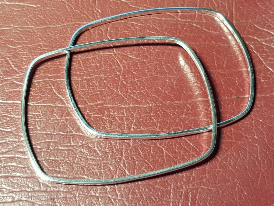 A Pair Of Genuine Solid Sterling Silver Bangles In Excellent Condition - 11 gram *