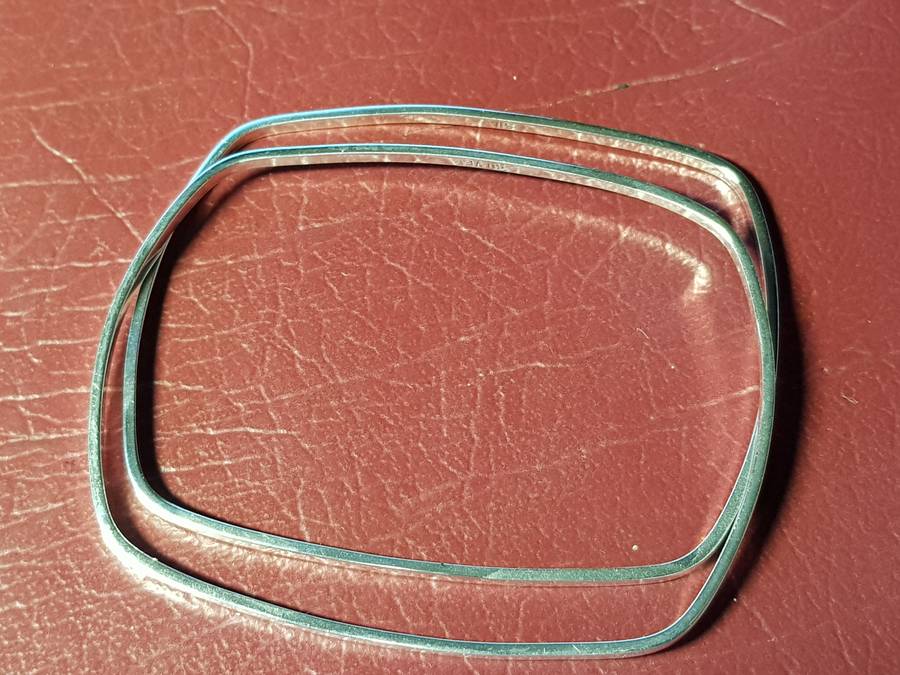 A Pair Of Genuine Solid Sterling Silver Bangles In Excellent Condition - 11 gram *