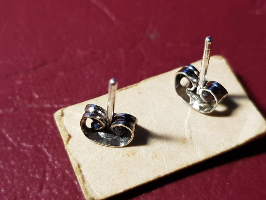 Lovely Genuine Solid Sterling Silver Earrings In Perfect Condition - [1 g]