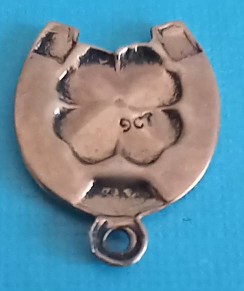 Vintage 9ct Gold lucky charm horse shoe and 4 leaf clover