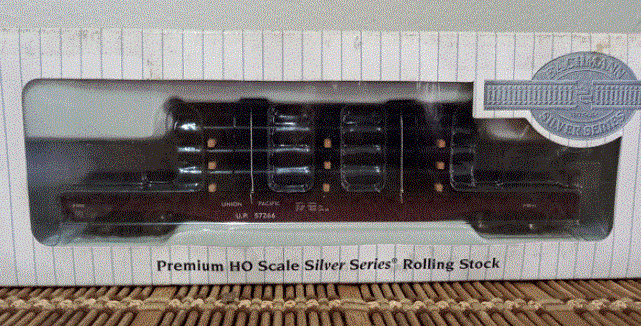 Bachman  Flatbed  Freight Wagon w Freight Strapped on  -Union Pacific - 14 Cm L  HO     New in D/Box