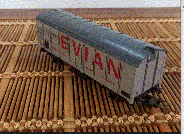 EVIAN  Medium Box Car Freight Wagon - HO -  12 Cm Long - Look like Lima -Lima Compatible