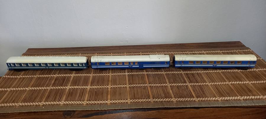 Lima Blue Train Passenger Couches  Triple Combo  Number 2 - HO -  3 x 26 Cm Long  -  Awesome