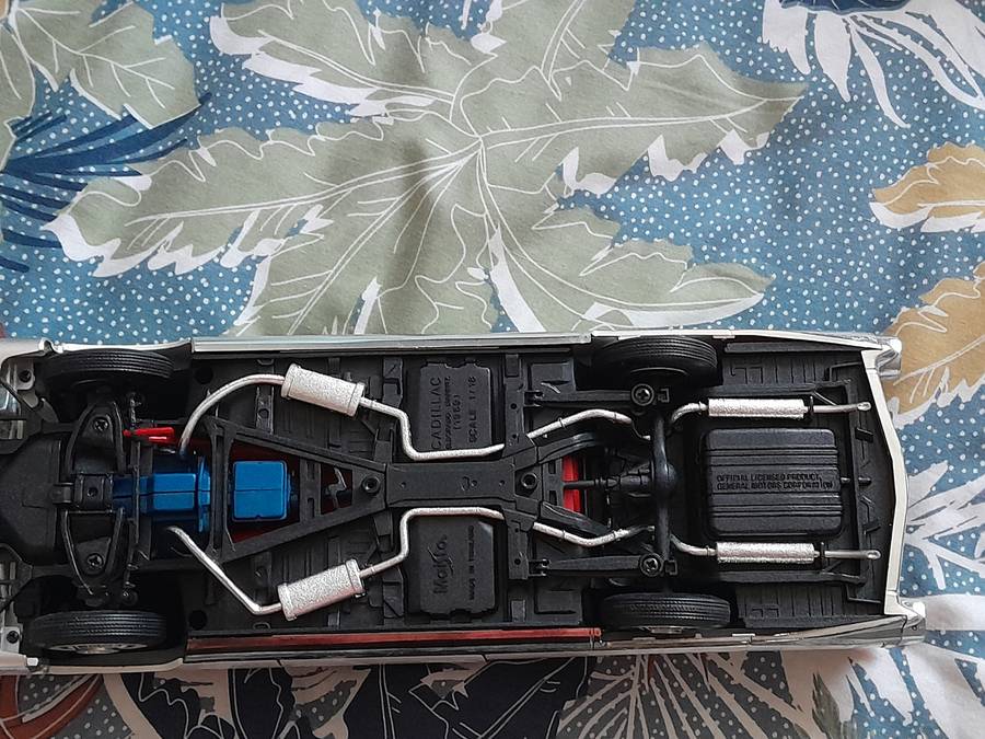 Maisto Cadillac  1 : 18