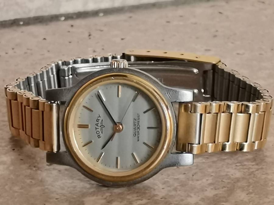 LADIES ELEGANT ROTARY SWISS MADE GOLD WATCH IN EXCELLENT WORKING CONDITION