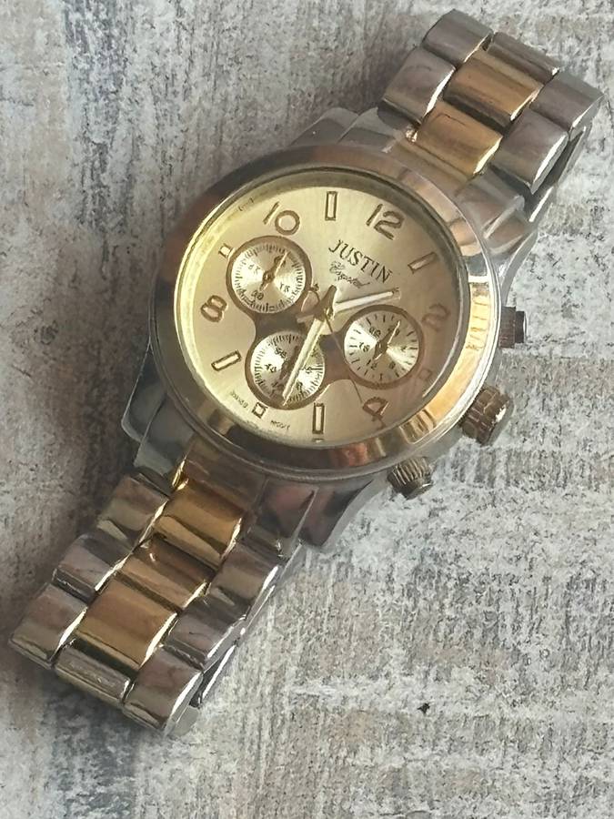 LADIES JUSTIN WATCH WITH BIG FACE IN EXCELLENT WORKING CONDITION