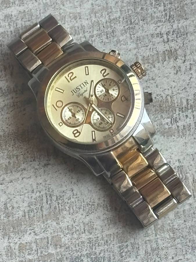 LADIES JUSTIN WATCH WITH BIG FACE IN EXCELLENT WORKING CONDITION