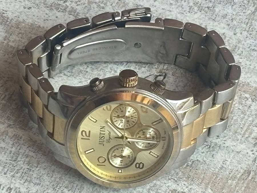 LADIES JUSTIN WATCH WITH BIG FACE IN EXCELLENT WORKING CONDITION