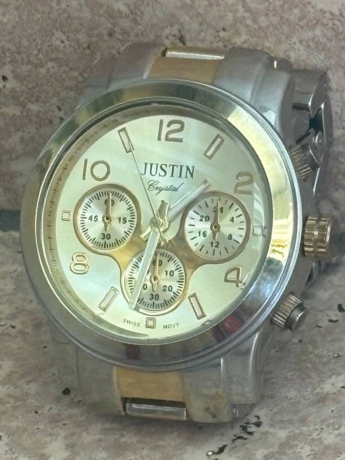 LADIES JUSTIN WATCH WITH BIG FACE IN EXCELLENT WORKING CONDITION