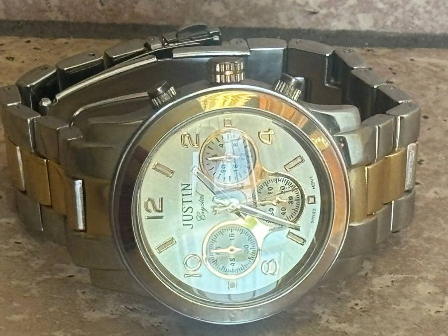 LADIES JUSTIN WATCH WITH BIG FACE IN EXCELLENT WORKING CONDITION