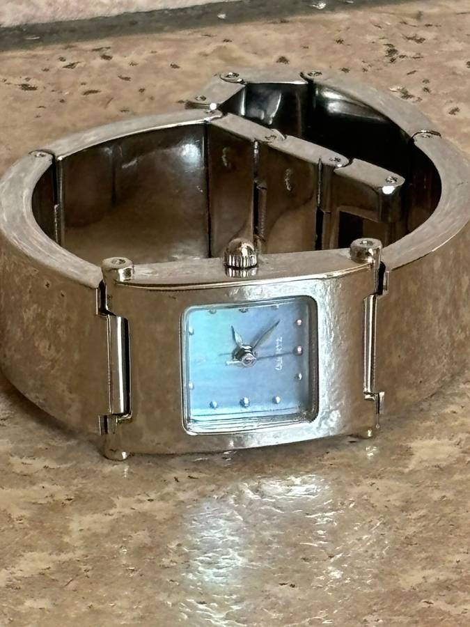 ELEGANT LADIES STAINLESS STEEL WATCH IN EXCELLENT WORKING CONDITION
