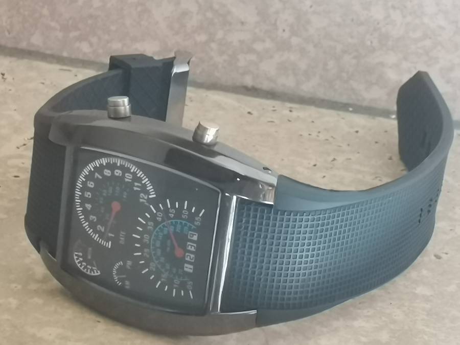 MENS LED WATCH IN GOOD WORKING CONDITION