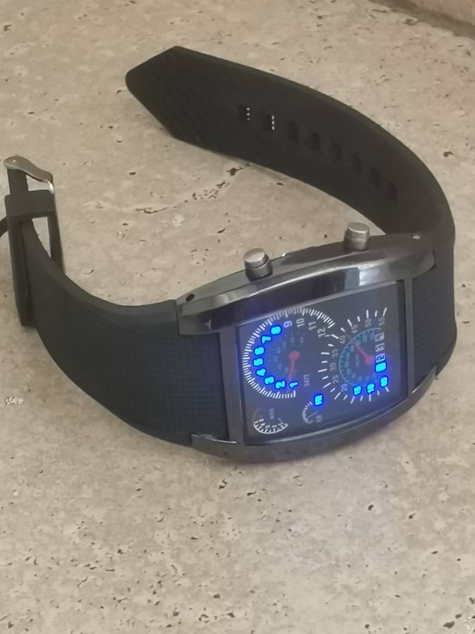 MENS LED WATCH IN GOOD WORKING CONDITION
