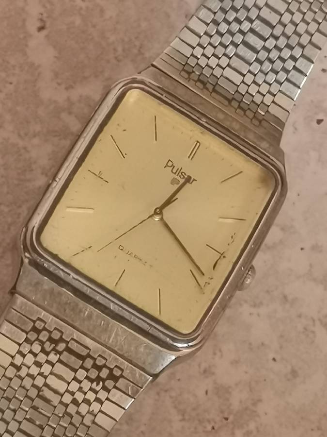 MENS VINTAGE PULSAR WATCH IN EXCELLENT WORKING CONDITION