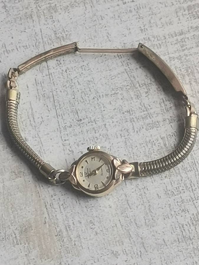 VINTAGE LADIES TRADITION REUSSER 17 JEWELS 20 MICRON GOLD WATCH IN EXCELLENT WORKING CONDITION