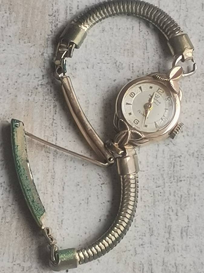 VINTAGE LADIES TRADITION REUSSER 17 JEWELS 20 MICRON GOLD WATCH IN EXCELLENT WORKING CONDITION