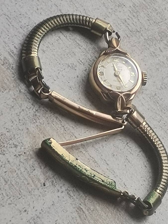 VINTAGE LADIES TRADITION REUSSER 17 JEWELS 20 MICRON GOLD WATCH IN EXCELLENT WORKING CONDITION