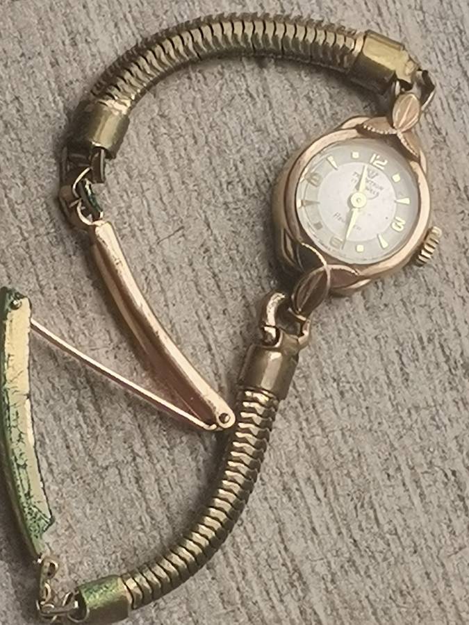 VINTAGE LADIES TRADITION REUSSER 17 JEWELS 20 MICRON GOLD WATCH IN EXCELLENT WORKING CONDITION