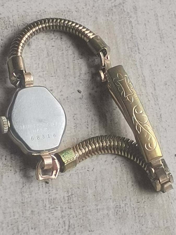 VINTAGE LADIES TRADITION REUSSER 17 JEWELS 20 MICRON GOLD WATCH IN EXCELLENT WORKING CONDITION