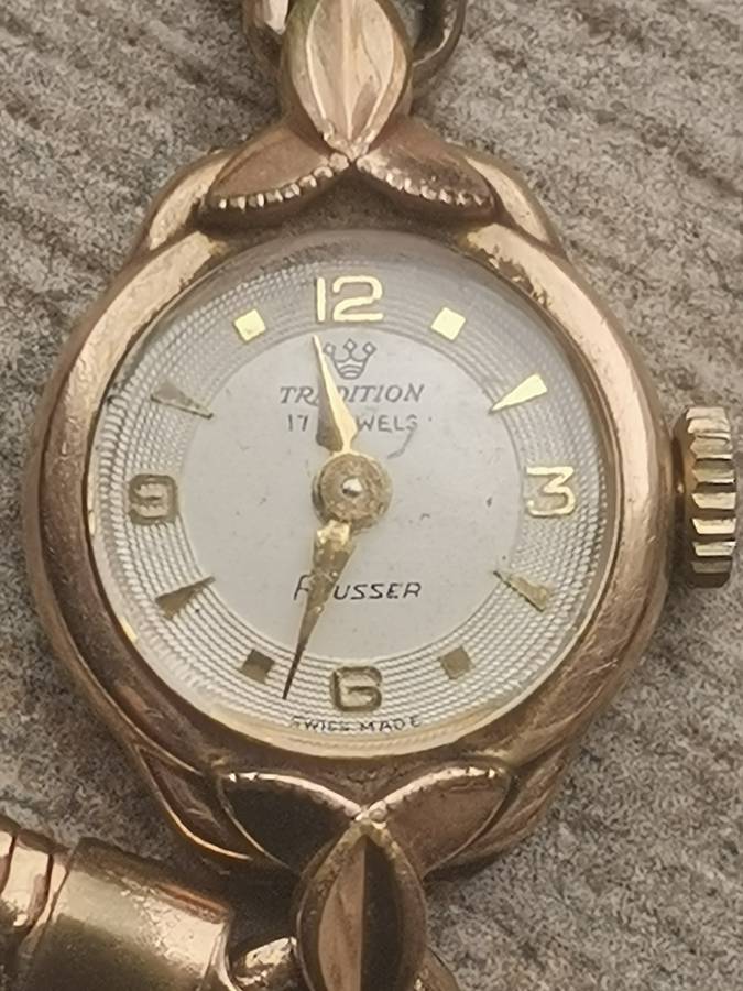 VINTAGE LADIES TRADITION REUSSER 17 JEWELS 20 MICRON GOLD WATCH IN EXCELLENT WORKING CONDITION