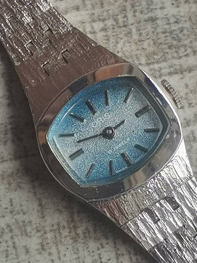 VINTAGE LADIES ORIS 17 JEWELS WATCH WITH DISPLAY BOX