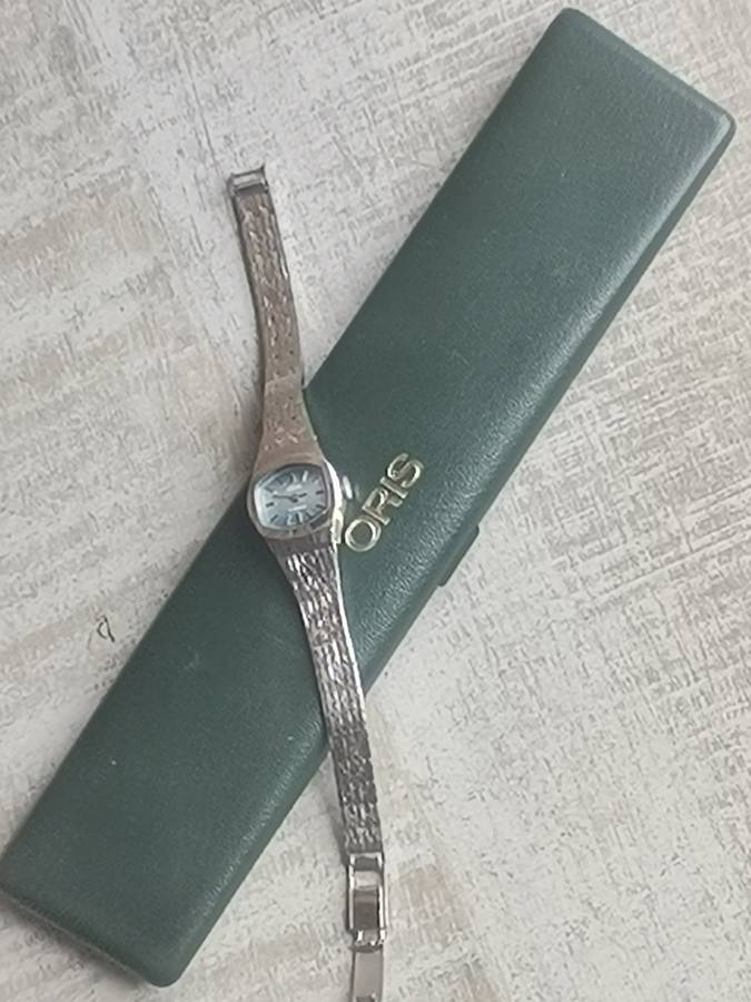 VINTAGE LADIES ORIS 17 JEWELS WATCH WITH DISPLAY BOX