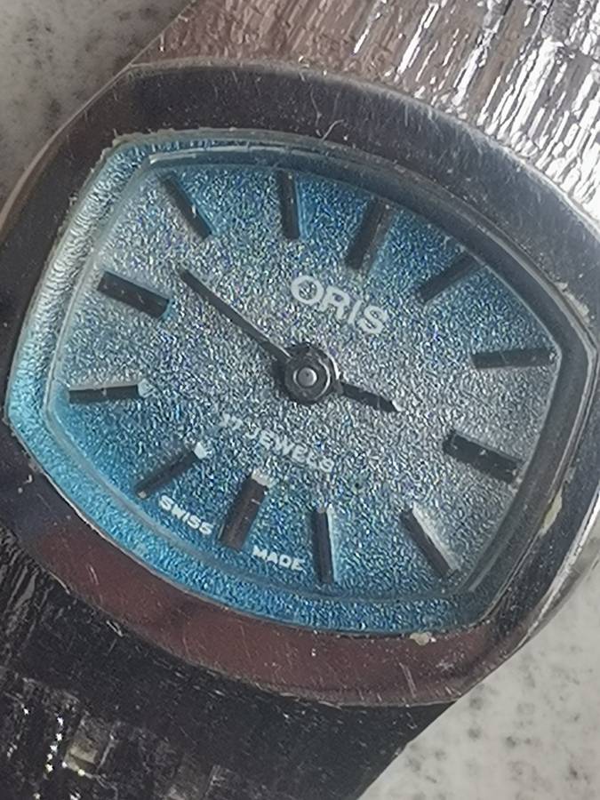 VINTAGE LADIES ORIS 17 JEWELS WATCH WITH DISPLAY BOX