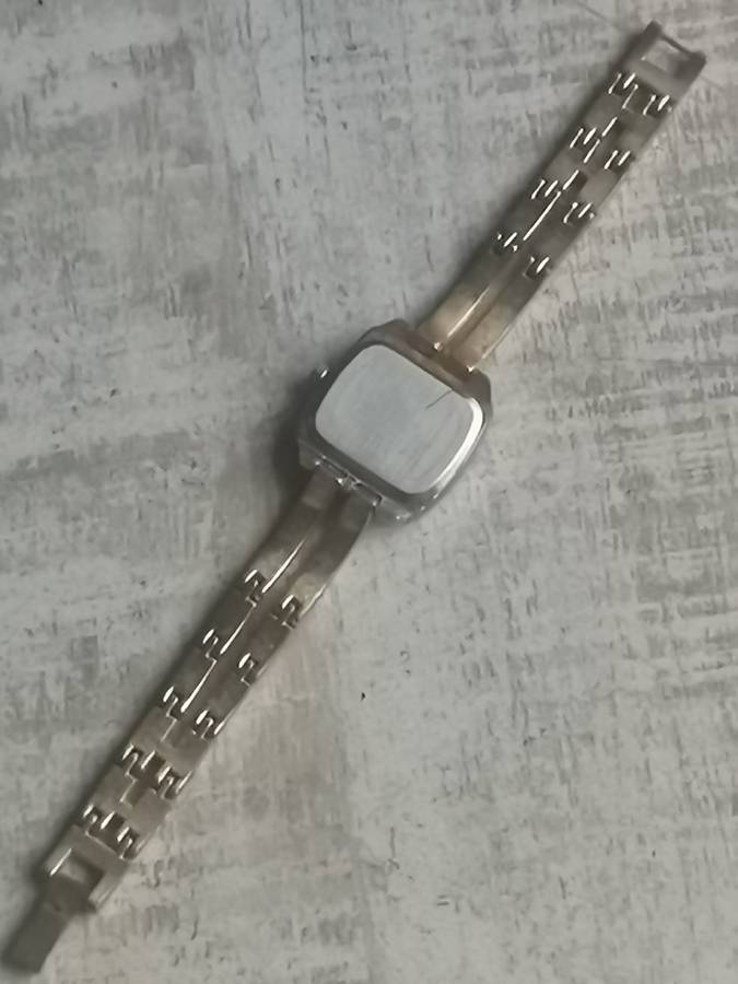 LADIES GOLD PLATED DIVA WATCH IN EXCELLENT WORKING CONDITION