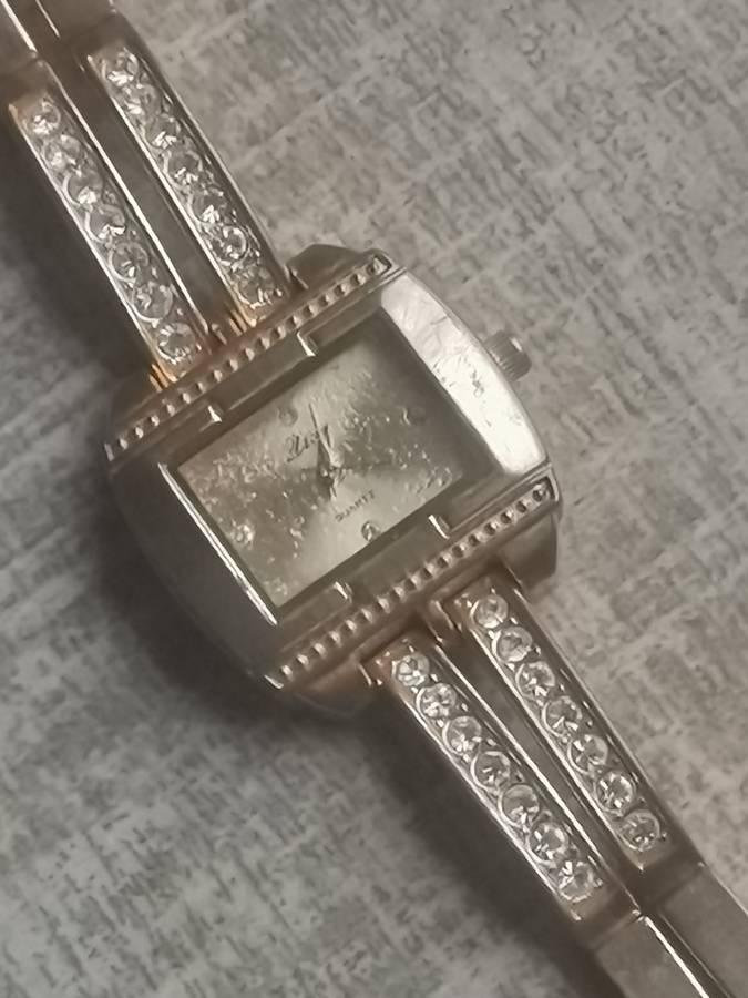 LADIES GOLD PLATED DIVA WATCH IN EXCELLENT WORKING CONDITION