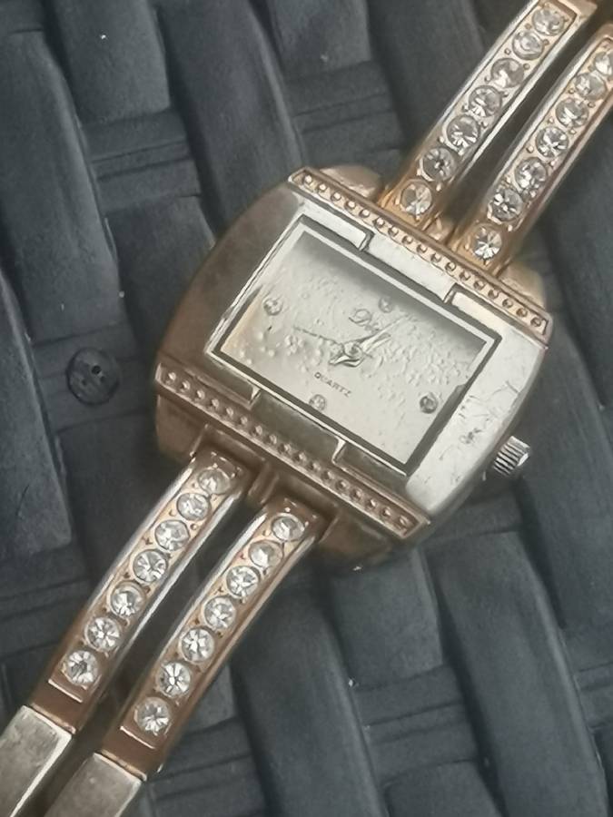 LADIES GOLD PLATED DIVA WATCH IN EXCELLENT WORKING CONDITION