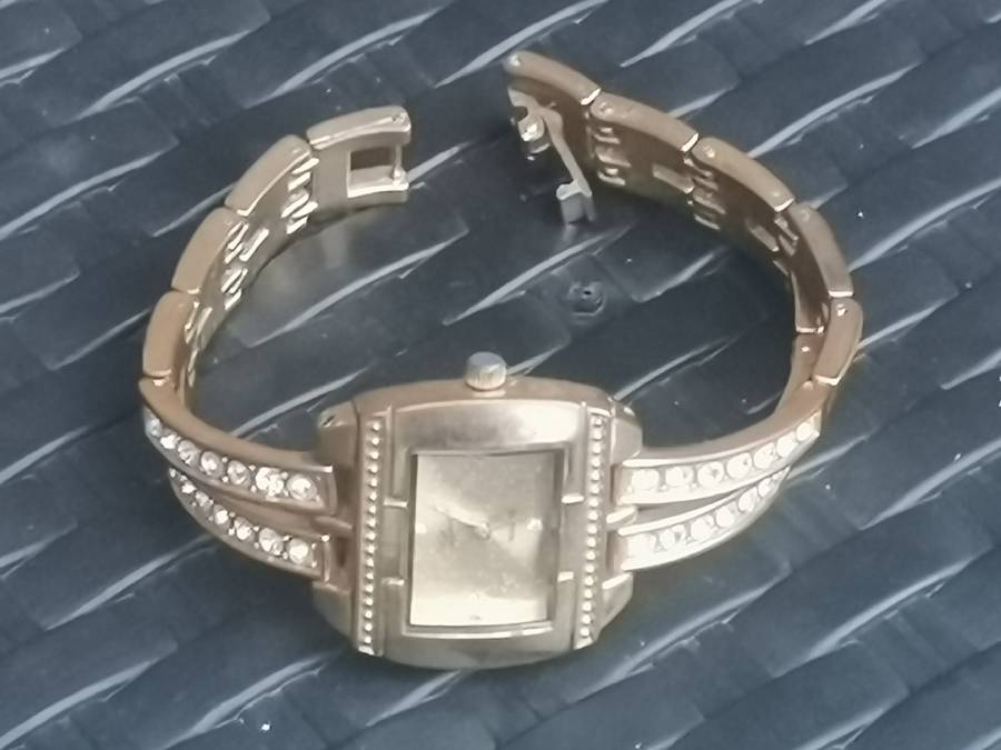 LADIES GOLD PLATED DIVA WATCH IN EXCELLENT WORKING CONDITION