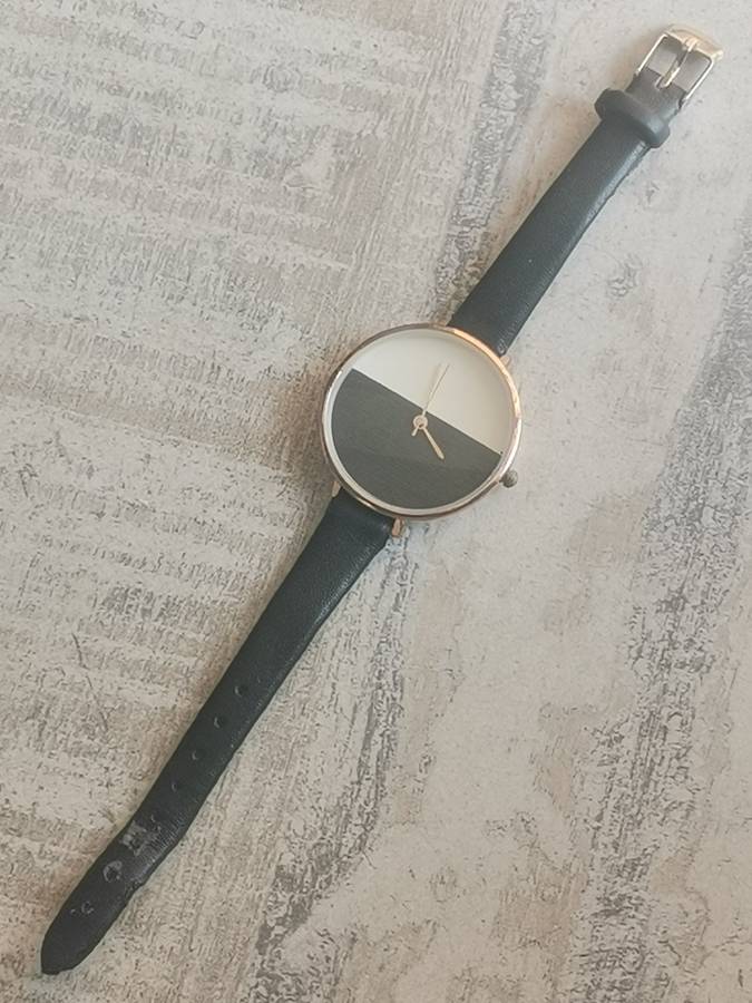 LADIES ELEGANT HUGE DIAL FASHION WATCH IN EXCELLENT WORKING CONDITION