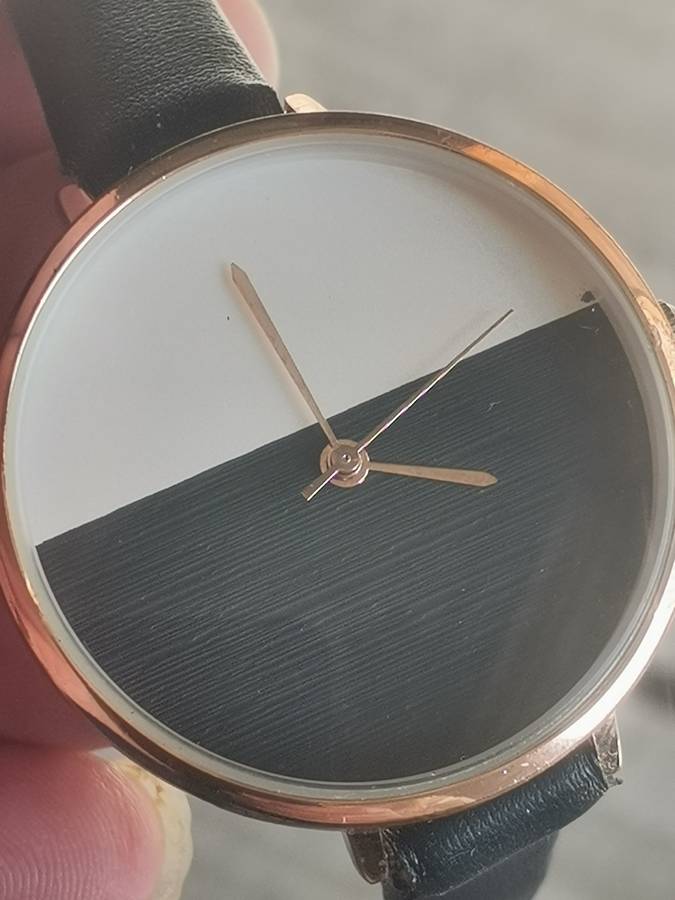 LADIES ELEGANT HUGE DIAL FASHION WATCH IN EXCELLENT WORKING CONDITION