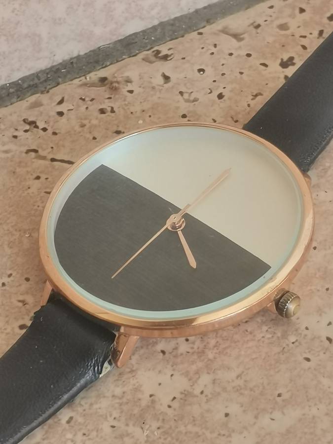 LADIES ELEGANT HUGE DIAL FASHION WATCH IN EXCELLENT WORKING CONDITION