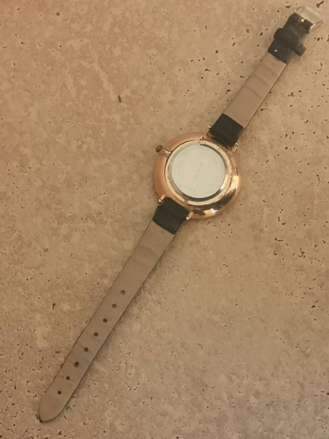 LADIES ELEGANT HUGE DIAL FASHION WATCH IN EXCELLENT WORKING CONDITION