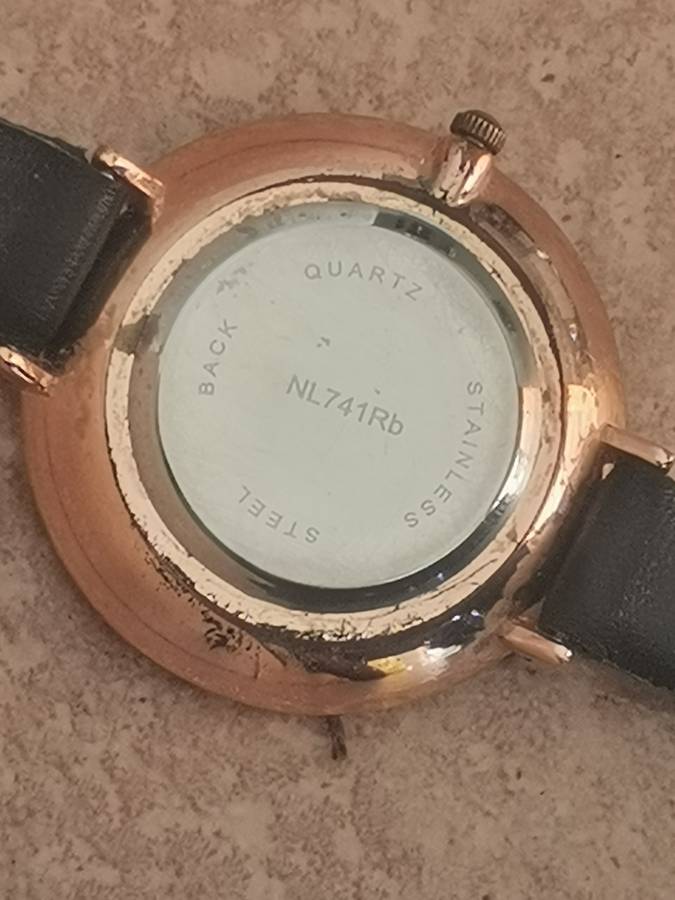 LADIES ELEGANT HUGE DIAL FASHION WATCH IN EXCELLENT WORKING CONDITION