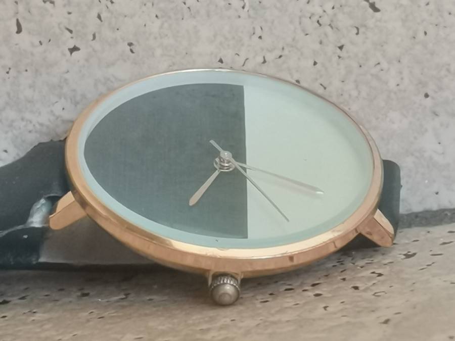 LADIES ELEGANT HUGE DIAL FASHION WATCH IN EXCELLENT WORKING CONDITION