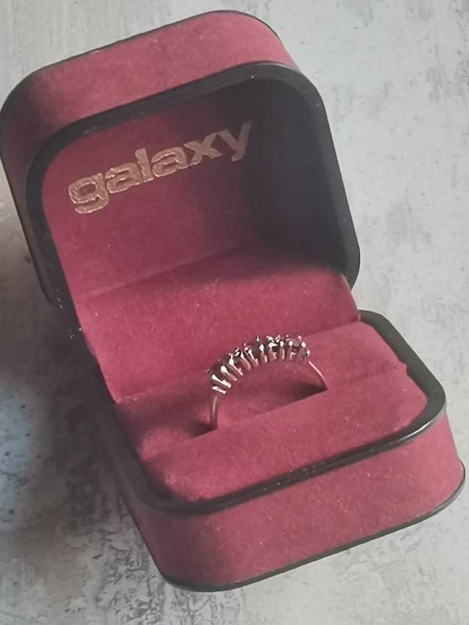 LADIES 9CT GOLD DIAMOND AND RUBY RING