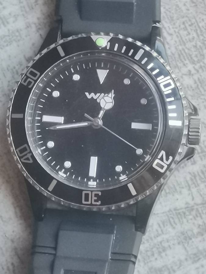 MENS WIN WATCH WITH ROTATING BEZEL IN EXCELLENT WORKING CONDITION