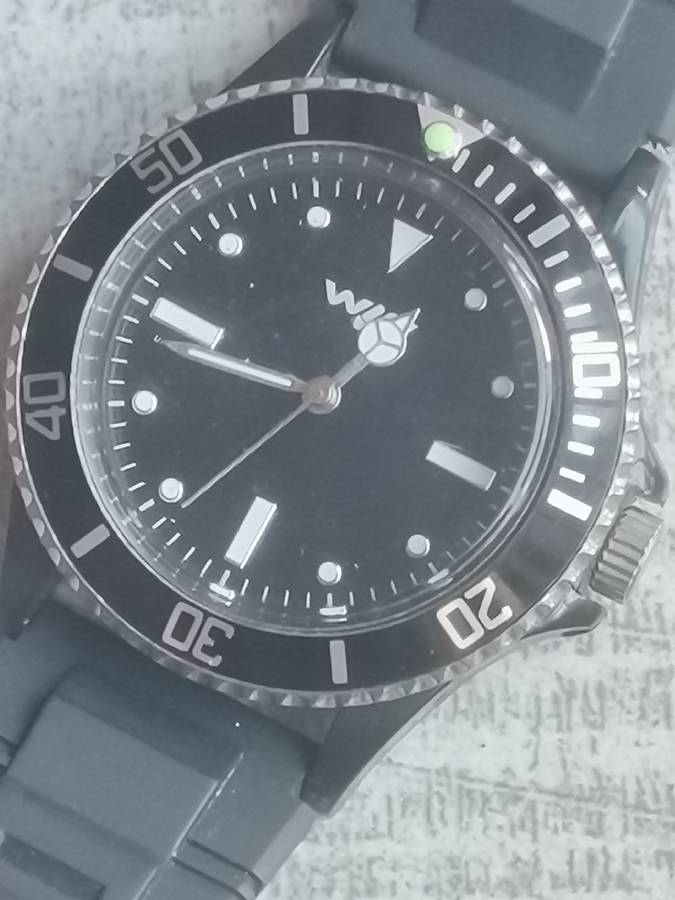 MENS WIN WATCH WITH ROTATING BEZEL IN EXCELLENT WORKING CONDITION