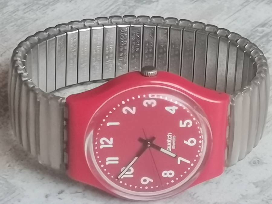 MENS RED SWATCH AG-2009 SWISS MADE WATCH IN EXCELLENT WORKING CONDITION