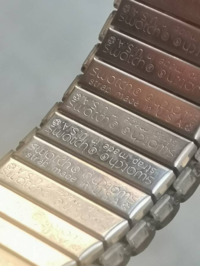 MENS RED SWATCH AG-2009 SWISS MADE WATCH IN EXCELLENT WORKING CONDITION