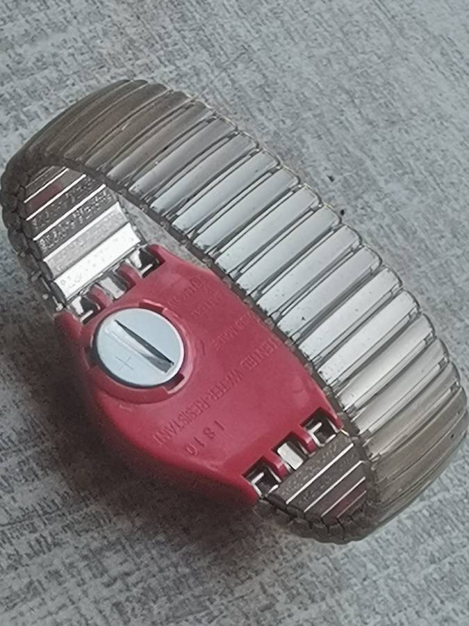 MENS RED SWATCH AG-2009 SWISS MADE WATCH IN EXCELLENT WORKING CONDITION