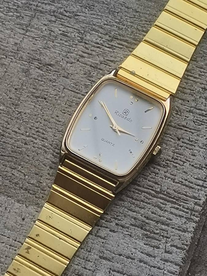 MENS GOLD RICARDO WATCH IN EXCELLENT WORKING CONDITION