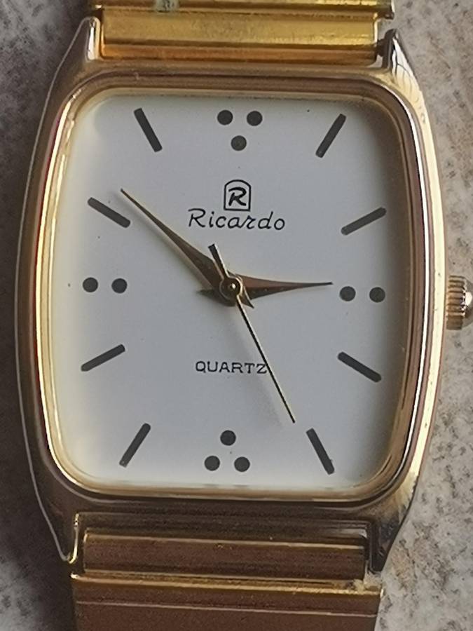 MENS GOLD RICARDO WATCH IN EXCELLENT WORKING CONDITION