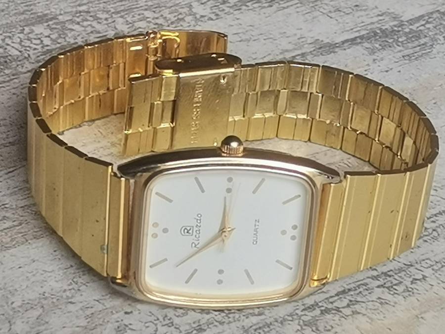MENS GOLD RICARDO WATCH IN EXCELLENT WORKING CONDITION