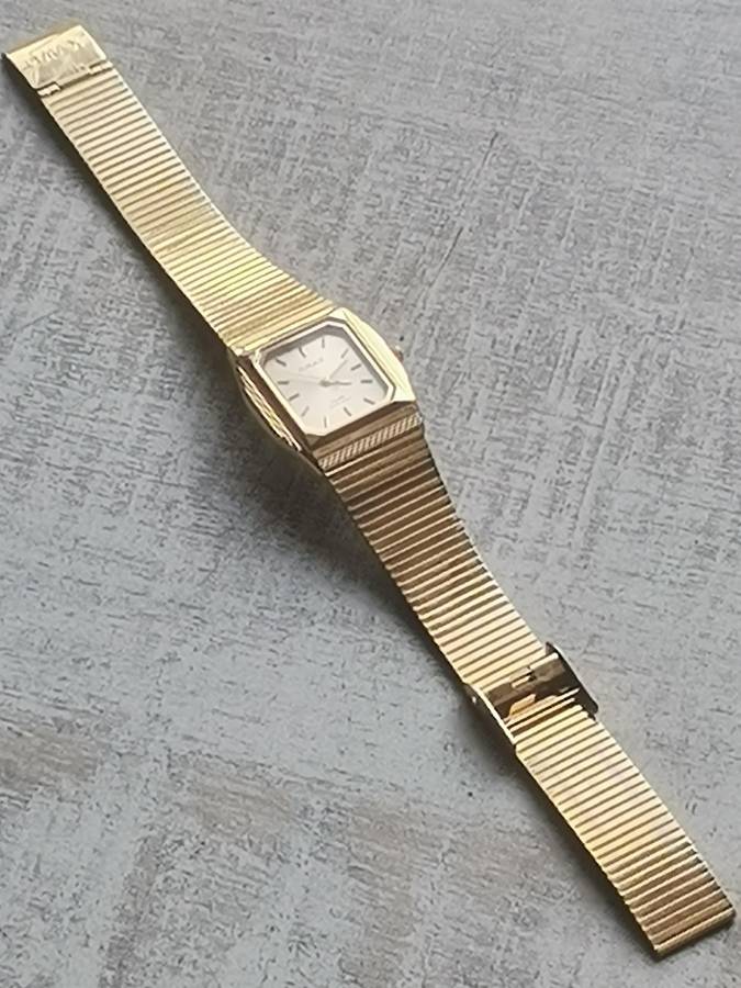 LADIES GOLD OMAX WATCH IN EXCELLENT WORKING CONDITION