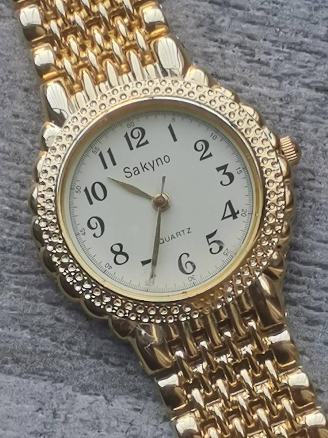 VINTAGE MENS SAKYNO ALL GOLD WATCH IN EXCELLENT WORKING CONDITION - NEW OLD STOCK